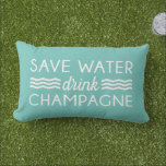 Wasser gerettet, Champagner trinken Lendenkissen<br><div class="desc">Pitch dich mit den Naturschutzbemühungen ein, indem du einfach von Wasser zu Champagner wechselst! Die niedliche Typografie-Lumbalkissen zeigt das Zitat "Rett Water, Drink Champagne" in weißer Schrift mit Meereswellen, die auf einem lebendigen türkisfarbenen Aquahintergrund detailliert sind. Outdoor Stoff macht dieses Kissen zu einer festlichen und lustigen Ergänzung zu Ihrem Pool,...</div>