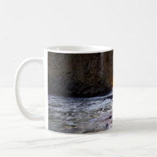 WASSER IN DER NÄHE DER KLEINEN STEINHÖHLE KAFFEETASSE