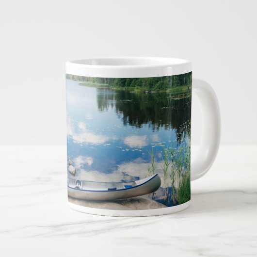 Wasser | Kanufahrt am See in Schweden Jumbo-Tasse (Vorderseite Rechts)