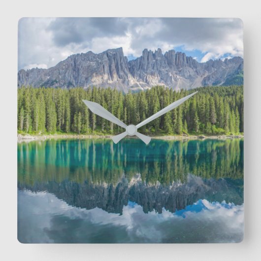 Wasser | Latemar-Gebirgskette Quadratische Wanduhr (Vorderseite)