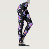 Wasser-Lilien auf schwarzem Hintergrund Leggings (Rechts)
