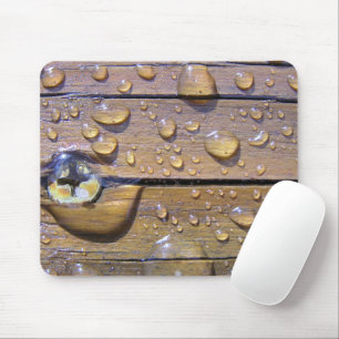 Wasser-Perlen auf befleckter hölzerner Fotografie Mousepad