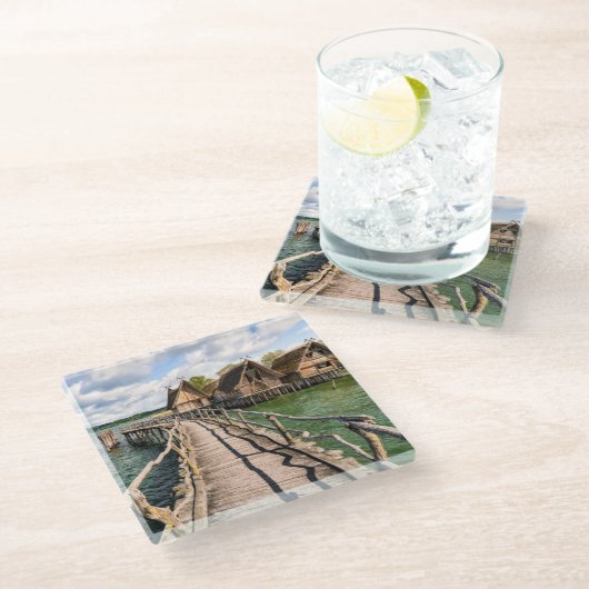 Wasser | Stilhäuser über dem Wasser Glasuntersetzer (Schrägansicht)