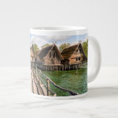 Wasser | Stilhäuser über dem Wasser Jumbo-Tasse (Vorderseite Rechts)