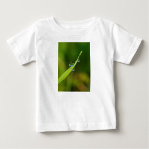 Wasser-Tröpfchen auf einem grünen Grashalm Baby T-shirt