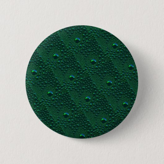 Wasser tropft auf grünem Metall Button (Vorderseite)
