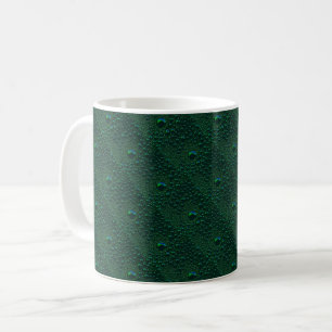 Wasser tropft auf grünem Metall Kaffeetasse