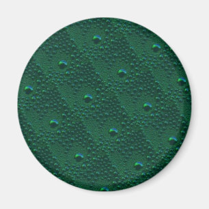 Wasser tropft auf grünem Metall Magnet