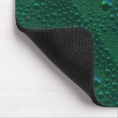 Wasser tropft auf grünem Metall Mousepad (Ecke)