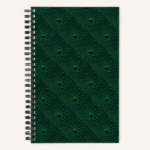 Wasser tropft auf grünem Metall Notizblock