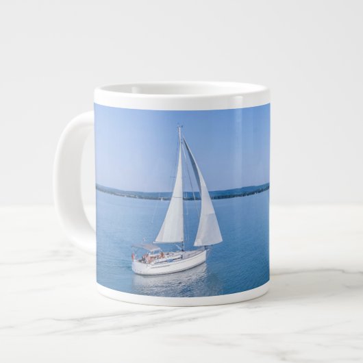 Wasser | Yacht am Plattensee Ungarn Jumbo-Tasse (Vorderseite Links)