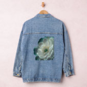 Wasserblumen mit überlappenden Blütenblättern und Jeansjacke (Hangar)