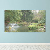 Wasserbrunnen im Gartenteich Leinwanddruck (Insitu (Holzboden))