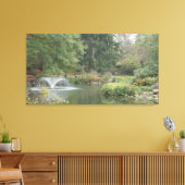 Wasserbrunnen im Gartenteich Leinwanddruck (Insitu (Wohnzimmer))