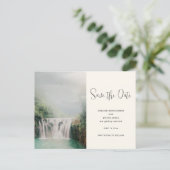 Wasserfall durch einen üppig grünen Wald Save the  Einladungspostkarte (Stehend Vorderseite)