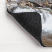 Wasserfall entlang eines Bergflusses im Herbst Mousepad (Ecke)