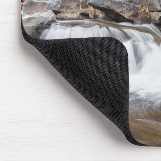 Wasserfall entlang eines Bergflusses im Herbst Mousepad (Ecke)