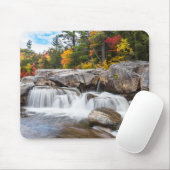 Wasserfall entlang eines Bergflusses im Herbst Mousepad (Mit Mouse)