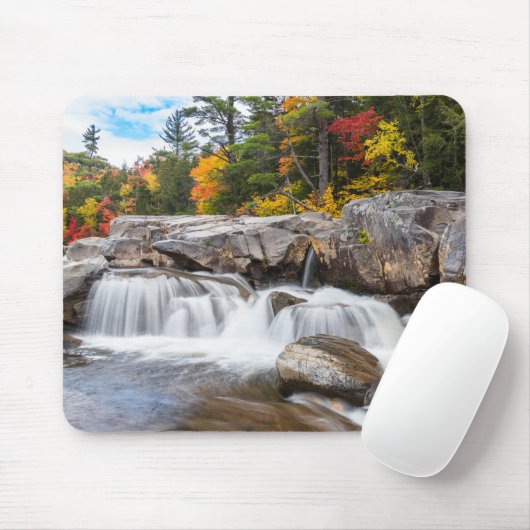 Wasserfall entlang eines Bergflusses im Herbst Mousepad (Mit Mouse)