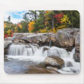Wasserfall entlang eines Bergflusses im Herbst Mousepad (Vorne)