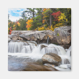 Wasserfall entlang eines Bergflusses Magnet