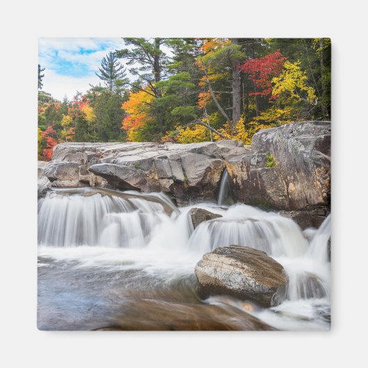 Wasserfall entlang eines Bergflusses Magnet (Vorne)