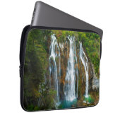Wasserfall erhöhter Blick, Kroatien Laptopschutzhülle (Vorne Rechts)