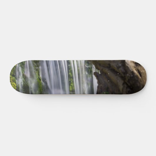 Wasserfall Fokussiertes Skateboard (Horizontal)