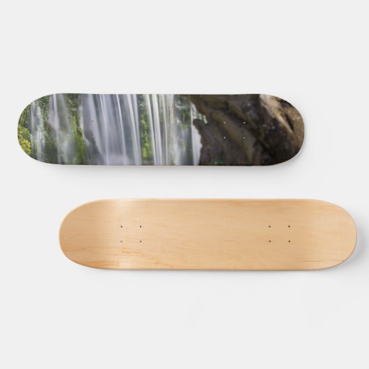 Wasserfall Fokussiertes Skateboard (Horizontal)