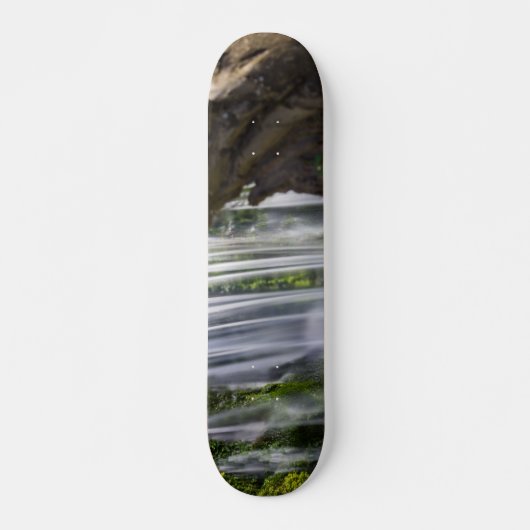 Wasserfall Fokussiertes Skateboard (Vorne)