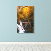 Wasserfall im Canyon der Vintgar-Schlucht im Herbs Leinwanddruck (Insitu (Holzboden))