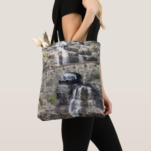 Wasserfall im Glacier Nationalpark Tasche (Von Nahem)