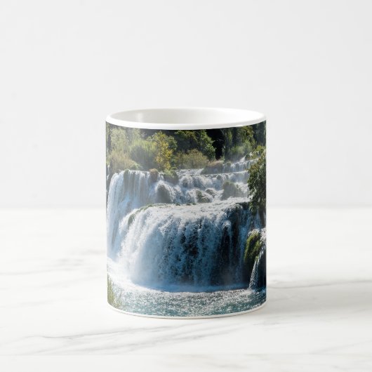 Wasserfall im Krka Nationalpark - Dalmatien, Kroat Kaffeetasse (Mittel)