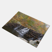 Wasserfall im Laurel Hill Staat Park I Fußmatte (Schrägansicht)