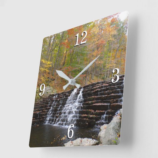 Wasserfall im Laurel Hill Staat Park I Quadratische Wanduhr (Winkel)