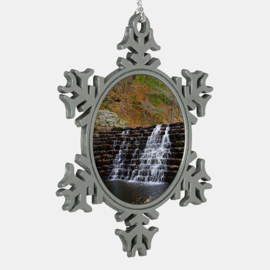 Wasserfall im Laurel Hill Staat Park I Schneeflocken Zinn-Ornament (Links)