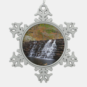 Wasserfall im Laurel Hill State Park I Schneeflocken Zinn-Ornament