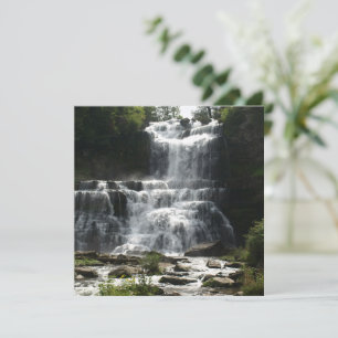 Wasserfall im Naturbild auf einer Grußkarte