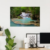 Wasserfall im Tropenwald Poster (Heimbüro)