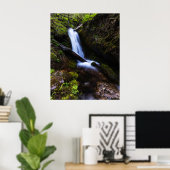 Wasserfall im verzauberten Wald Poster (Heimbüro)