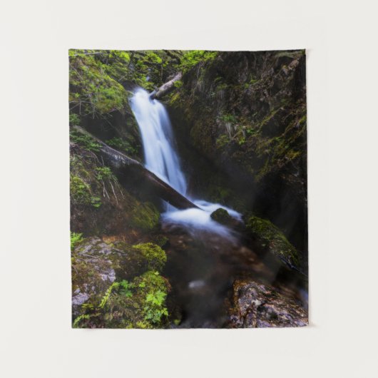 Wasserfall im verzauberten Wald Wandteppich (Vorderseite)