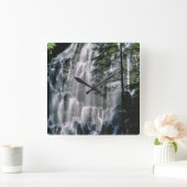 Wasserfall im Wald, Oregon Quadratische Wanduhr (Zuhause)