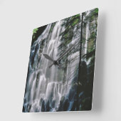 Wasserfall im Wald, Oregon Quadratische Wanduhr (Winkel)