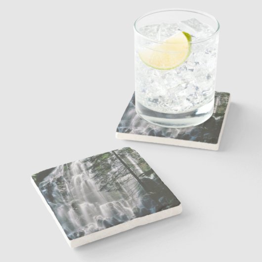 Wasserfall im Wald, Oregon Steinuntersetzer (Seitenansicht)