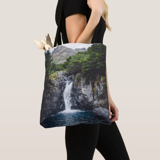 Wasserfall im Wald Tasche (Von Nahem)