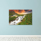 Wasserfall in den Bergen mit Blume Leinwanddruck (Insitu (Holzboden))
