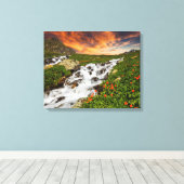 Wasserfall in den Bergen mit Blume Leinwanddruck (Insitu (Holzboden))