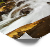 Wasserfall in den Bergen mit Blume Poster (Ecke)