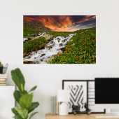 Wasserfall in den Bergen mit Blume Poster (Heimbüro)