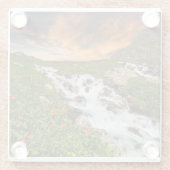 Wasserfall in den Bergen mit Blumen Glasuntersetzer (Rückseite)